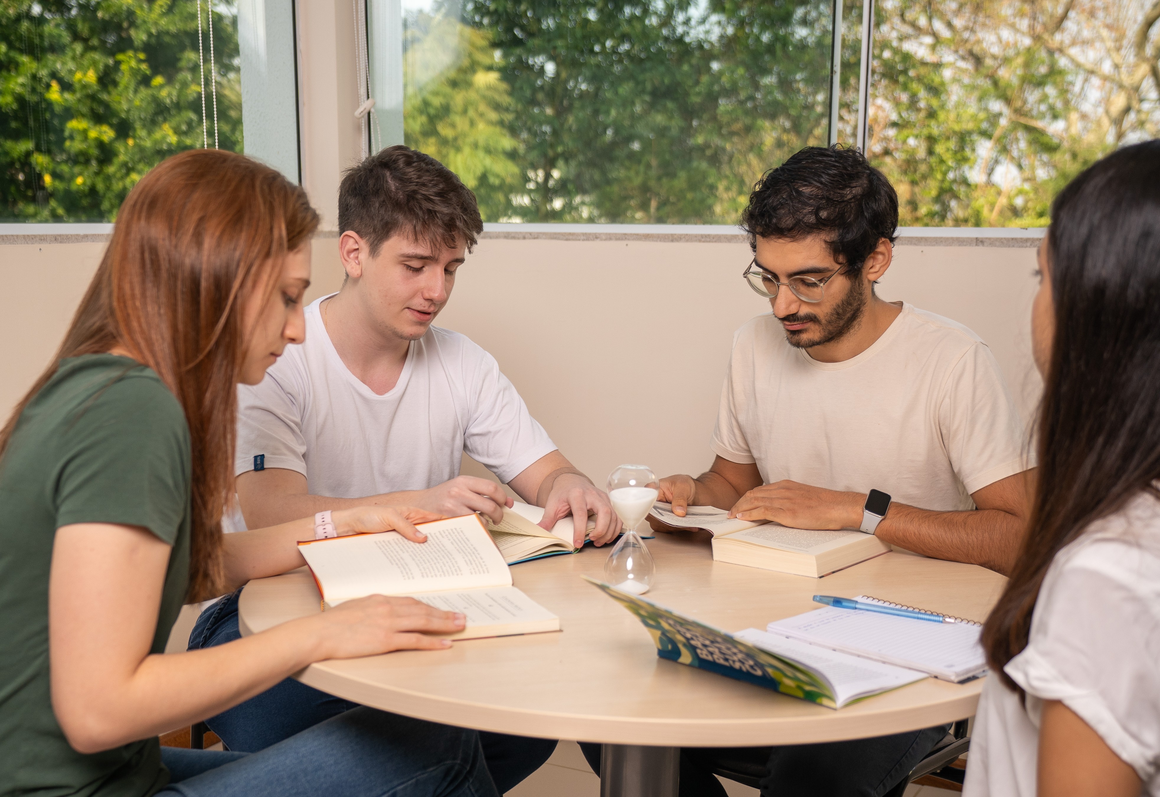 Estudantes de Logosofia reunidos em conversa